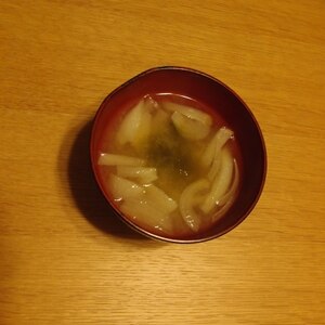 とろろ昆布と玉ねぎの味噌汁